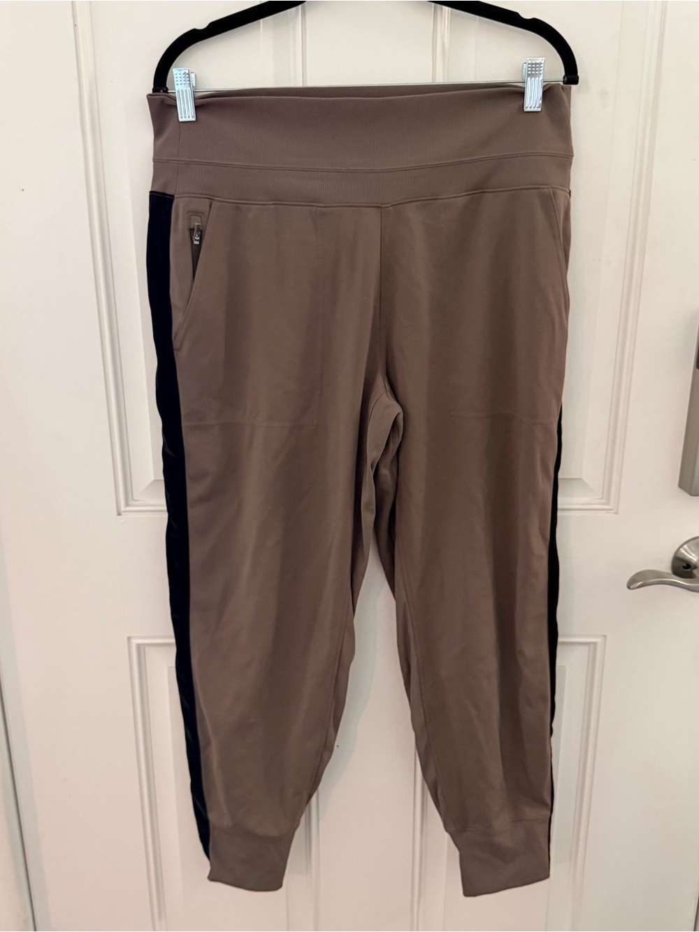 Athleta Venice Velvet Joggers L | Coffee House Black Stripe